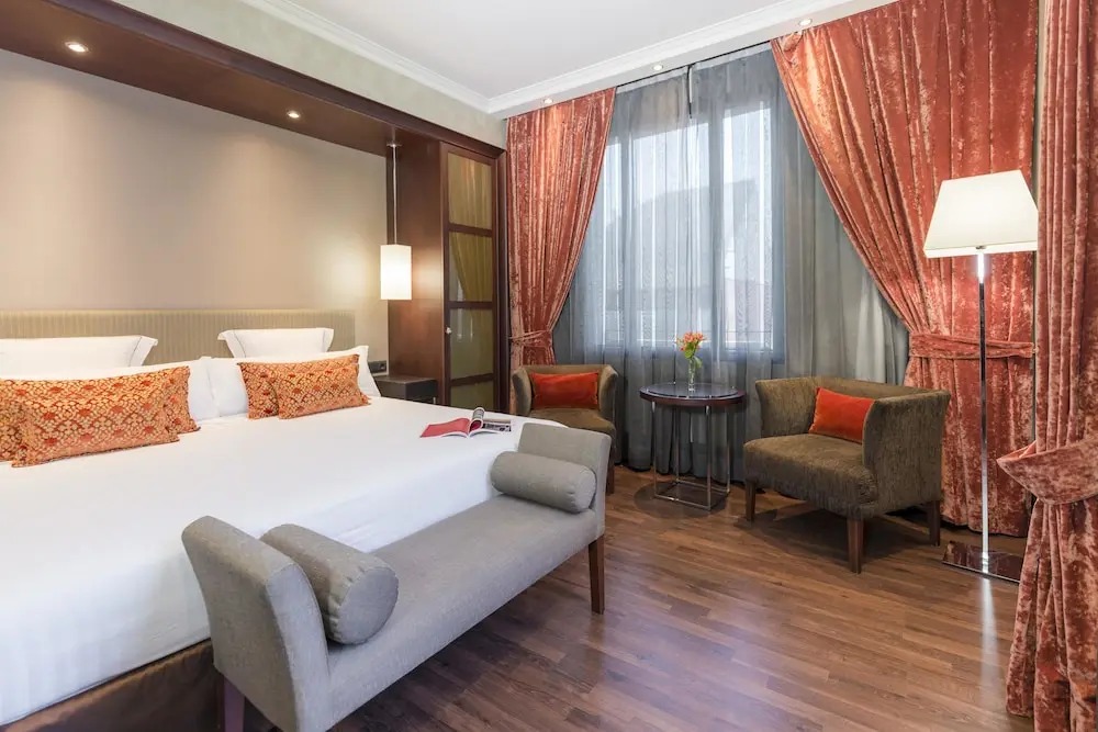 هتل بارسلونا 4 ستاره